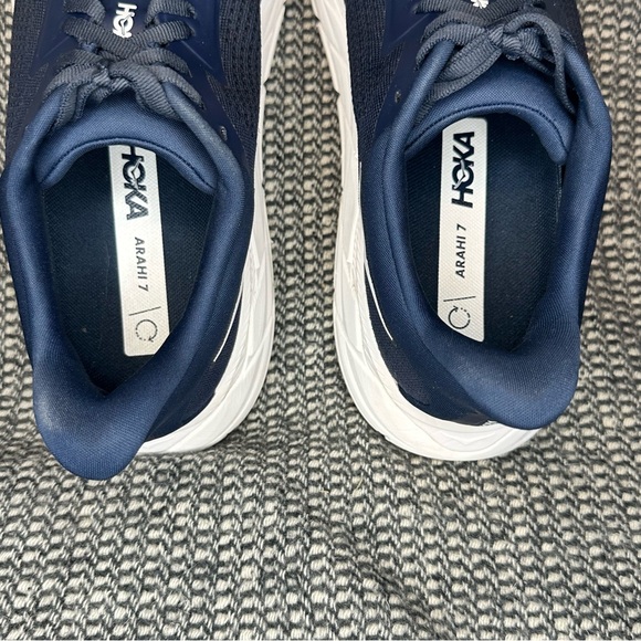 Hoka Arahi 7 Navy Blue and White Lightweight Running Shoes - Picture 4 of 9